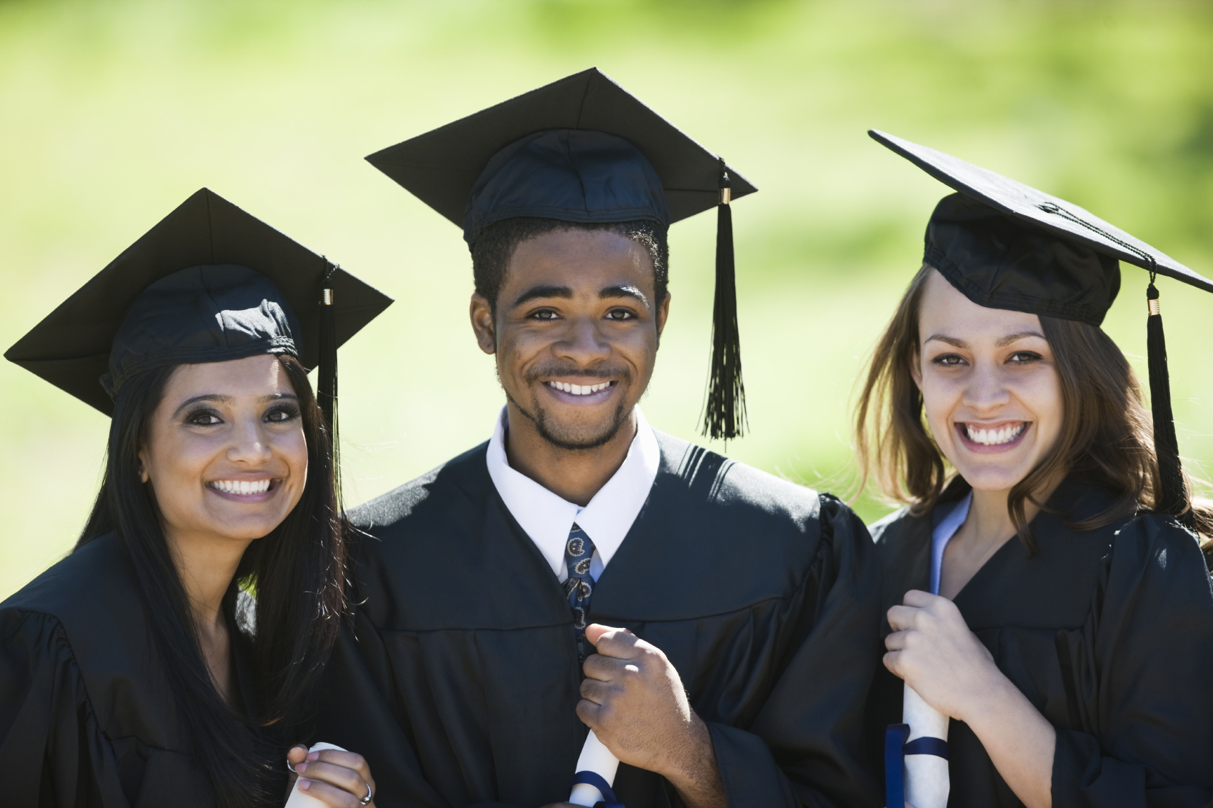 Graduation перевод. Американские студенты. Выпускная форма в Америке. Американские выпускники студенты. Выпускники школы в Америке.